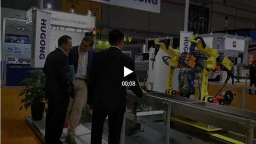 进博会首日d88尊龙z6意大利CEA展位参观者关注机器人焊接系统